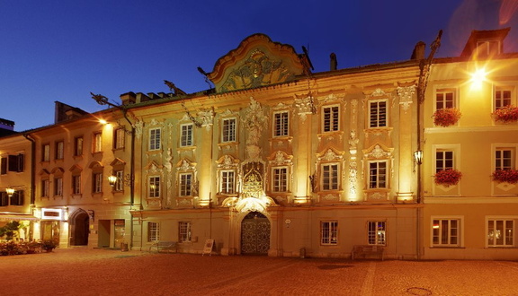 ©St. Veit_Puch_Rathaus am Abend.jpg